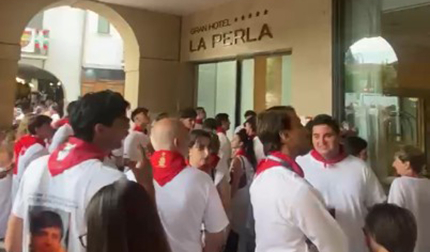 Muchos aficionados esperando a Morante de la Puebla a su salida del Hotel La Perla
