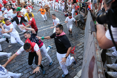 Fotos del quinto encierro de San Fermín 2026 en Pamplona