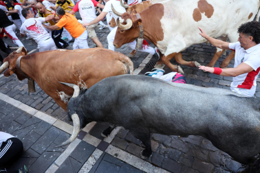 Fotos del quinto encierro de San Fermín 2026 en Pamplona