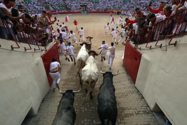 Fotos del quinto encierro de San Fermín 2026 en Pamplona