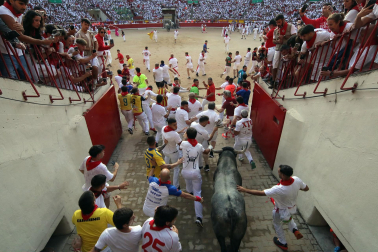 Fotos del quinto encierro de San Fermín 2026 en Pamplona