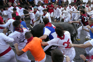 Fotos del quinto encierro de San Fermín 2026 en Pamplona