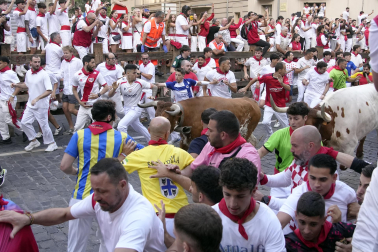 Fotos del quinto encierro de San Fermín 2026 en Pamplona