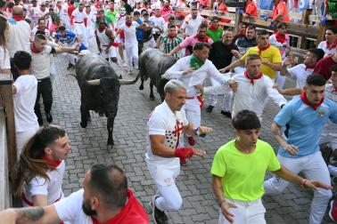 Fotos del quinto encierro de San Fermín 2026 en Pamplona