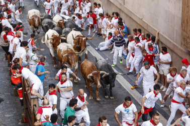 Fotos del quinto encierro de San Fermín 2026 en Pamplona
