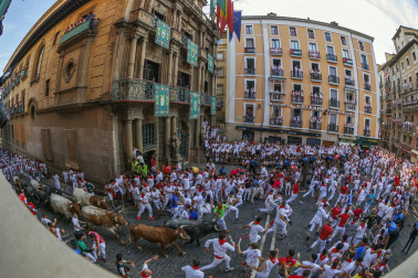 Fotos del quinto encierro de San Fermín 2026 en Pamplona