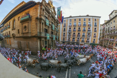 Fotos del quinto encierro de San Fermín 2026 en Pamplona