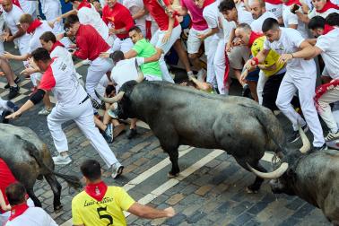 Fotos del quinto encierro de San Fermín 2026 en Pamplona