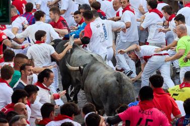 Fotos del quinto encierro de San Fermín 2026 en Pamplona