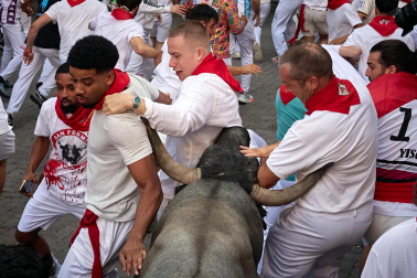 Fotos del quinto encierro de San Fermín 2026 en Pamplona