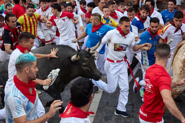 Fotos del quinto encierro de San Fermín 2026 en Pamplona