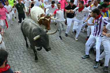 Fotos del quinto encierro de San Fermín 2026 en Pamplona
