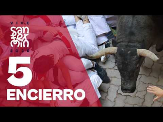 El quinto encierro ha durado 2 minutos, 36 segundos. Muchísima gente en este quinto encierro, con unos tiempos muy similares a todos los de estos encierros, que están siendo muy rápidos, pero el más largo de los cinco: dos minutos, 36 segundos.