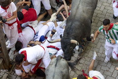 Fotos del quinto encierro de San Fermín 2026 en Pamplona