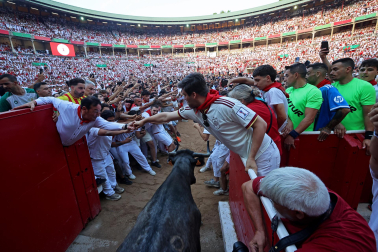 Fotos del quinto encierro de San Fermín 2026 en Pamplona
