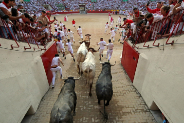 Fotos del quinto encierro de San Fermín 2026 en Pamplona
