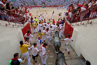 Fotos del quinto encierro de San Fermín 2026 en Pamplona