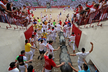 Fotos del quinto encierro de San Fermín 2026 en Pamplona