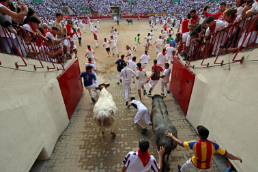 Fotos del quinto encierro de San Fermín 2026 en Pamplona