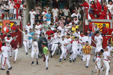 Fotos del quinto encierro de San Fermín 2026 en Pamplona