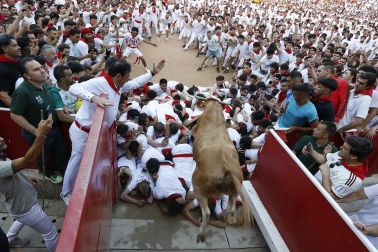 Fotos del quinto encierro de San Fermín 2026 en Pamplona