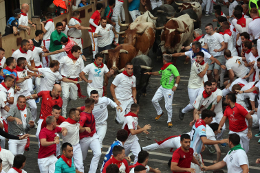 Fotos del quinto encierro de San Fermín 2026 en Pamplona