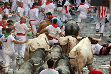 Fotos del quinto encierro de San Fermín 2026 en Pamplona