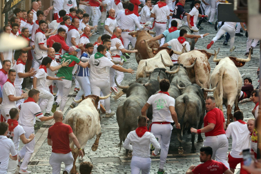 Fotos del quinto encierro de San Fermín 2026 en Pamplona