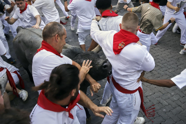 Fotos del quinto encierro de San Fermín 2026 en Pamplona