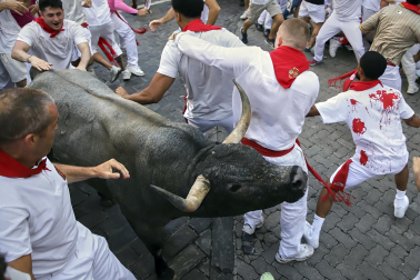 Fotos del quinto encierro de San Fermín 2026 en Pamplona