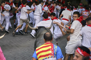 Fotos del quinto encierro de San Fermín 2026 en Pamplona