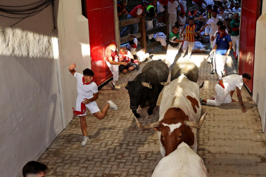 Fotos del quinto encierro de San Fermín 2026 en Pamplona