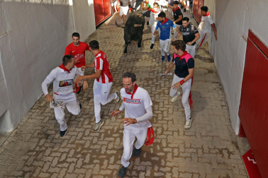 Fotos del quinto encierro de San Fermín 2026 en Pamplona