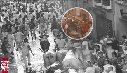 Vídeo del momento en el que un toro cornea a un corredor en la cara en Mercaderes en el quinto encierro de San Fermín