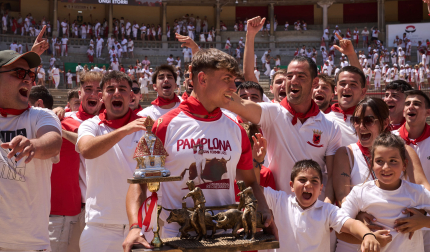 Luis Catalán celebra la victoria con sus amigos
