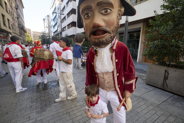 Fotos de la salida de la Comparsa de Gigantes y Cabezudos este 11 de julio de San Fermín 2026