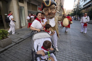 Fotos de la salida de la Comparsa de Gigantes y Cabezudos este 11 de julio de San Fermín 2026