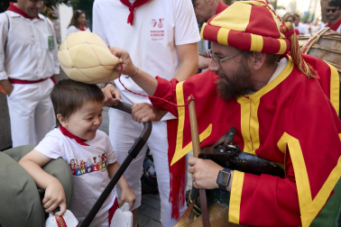 Fotos de la salida de la Comparsa de Gigantes y Cabezudos este 11 de julio de San Fermín 2026
