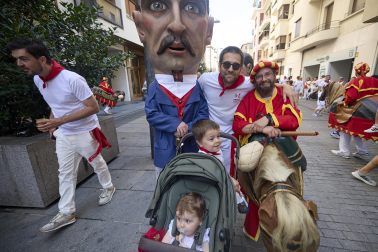 Fotos de la salida de la Comparsa de Gigantes y Cabezudos este 11 de julio de San Fermín 2026