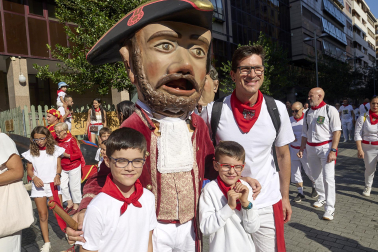 Fotos de la salida de la Comparsa de Gigantes y Cabezudos este 11 de julio de San Fermín 2026