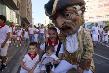 Fotos de la salida de la Comparsa de Gigantes y Cabezudos este 11 de julio de San Fermín 2026
