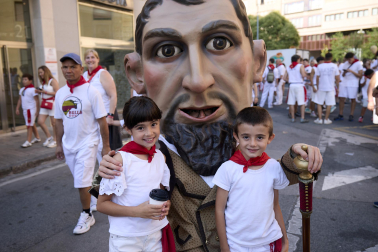 Fotos de la salida de la Comparsa de Gigantes y Cabezudos este 11 de julio de San Fermín 2026