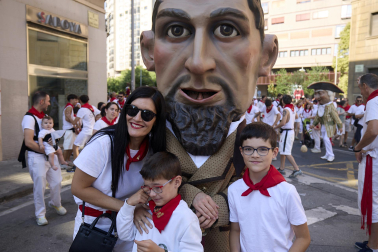 Fotos de la salida de la Comparsa de Gigantes y Cabezudos este 11 de julio de San Fermín 2026