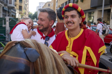 Fotos de la salida de la Comparsa de Gigantes y Cabezudos este 11 de julio de San Fermín 2026