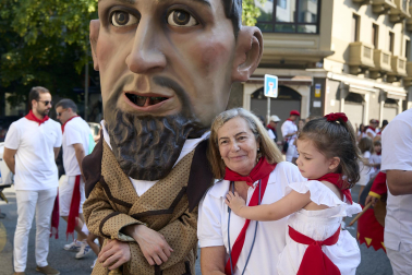 Fotos de la salida de la Comparsa de Gigantes y Cabezudos este 11 de julio de San Fermín 2026