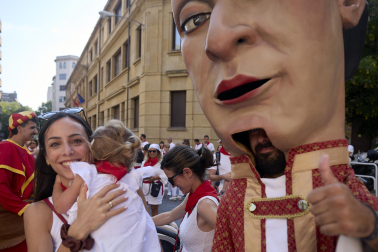 Fotos de la salida de la Comparsa de Gigantes y Cabezudos este 11 de julio de San Fermín 2026