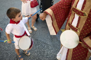 Fotos de la salida de la Comparsa de Gigantes y Cabezudos este 11 de julio de San Fermín 2026