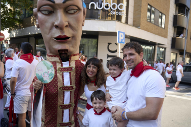Fotos de la salida de la Comparsa de Gigantes y Cabezudos este 11 de julio de San Fermín 2026