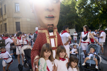 Fotos de la salida de la Comparsa de Gigantes y Cabezudos este 11 de julio de San Fermín 2026