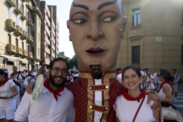 Fotos de la salida de la Comparsa de Gigantes y Cabezudos este 11 de julio de San Fermín 2026